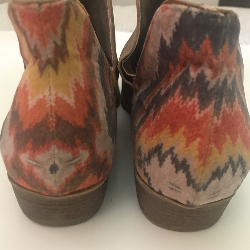 Women’s Tan Booties w/ Native Print Size 9.5 - Picture 2 of 3